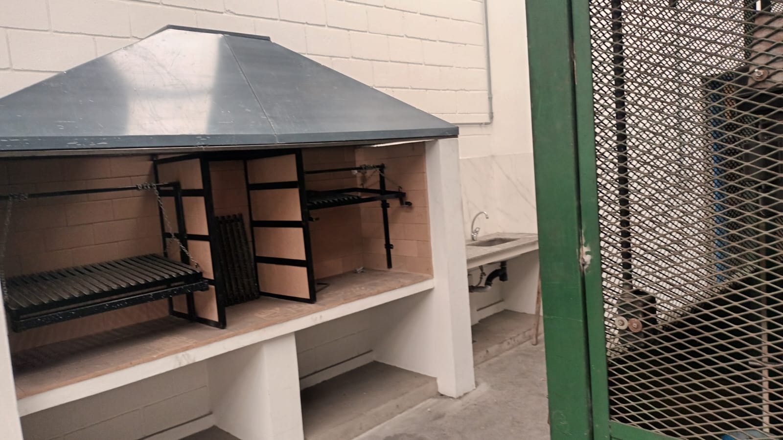 la imagen muestra una campana de zinc de una parrilla de asado